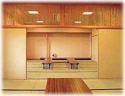 木の欄干があり、襖で中央が仕切られる形の2部屋の畳部屋に長机が複数置かれている研修室（和室）の写真