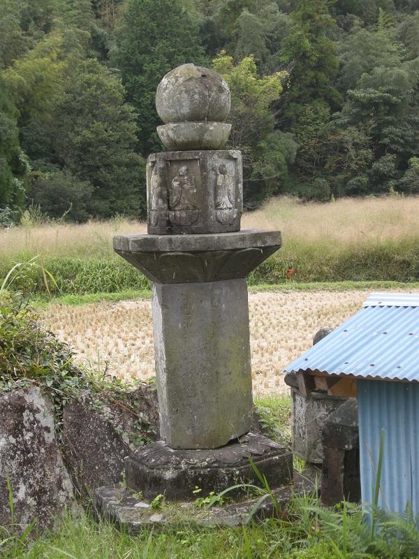 田んぼの土手に設置されている六地蔵石幢の写真