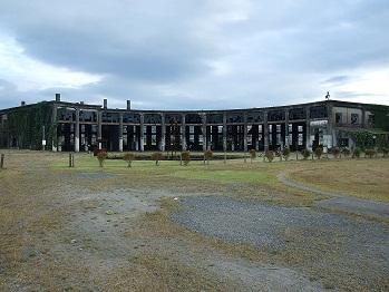 建物が横長の扇形に造られ、蔦が絡まっている旧豊後森機関庫の写真