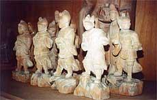 檜材で掘られた十二神将の写真