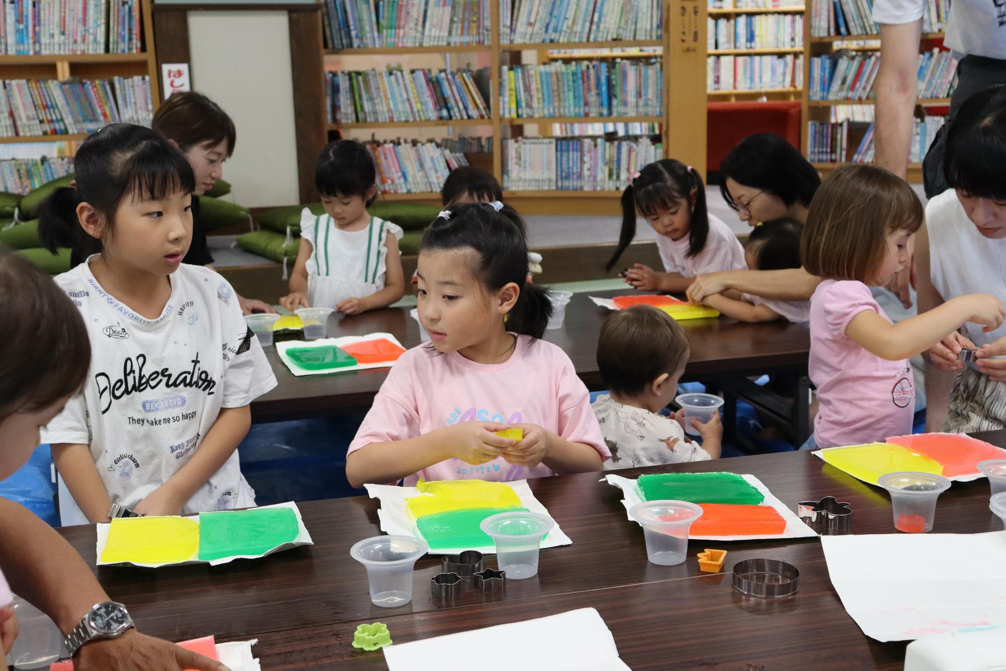 寒天型抜き遊び