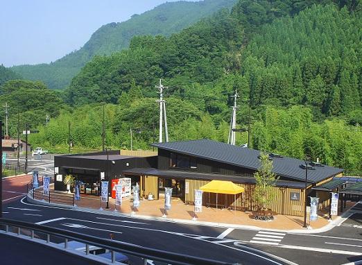 緑豊かな山に囲まれた道の駅の写真