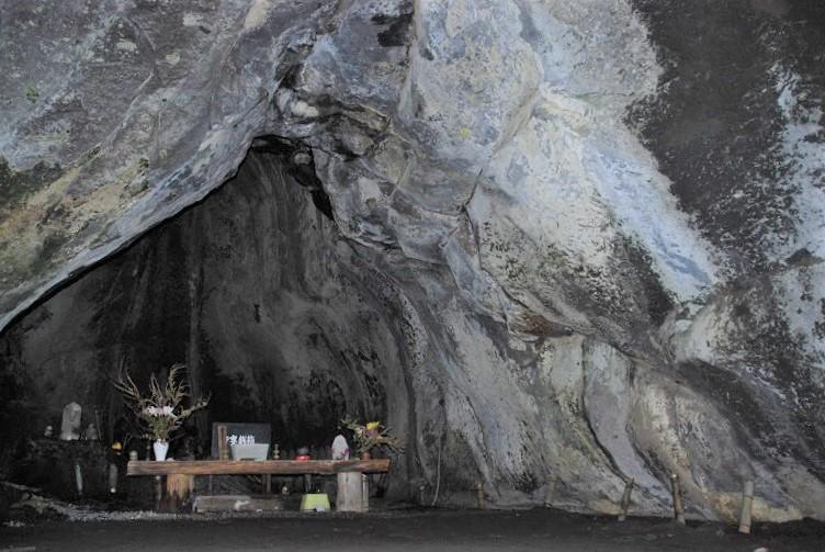 かまどヶ岩の祭壇が写った洞窟内の写真