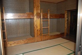 畳が敷かれており、2段ベッドが2つある宿泊室の写真