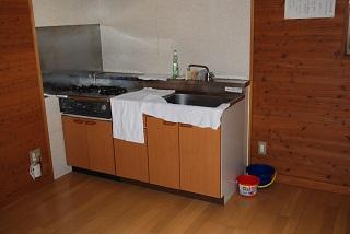 ダイニングキッチンの流しやコンロがある台所を映した写真