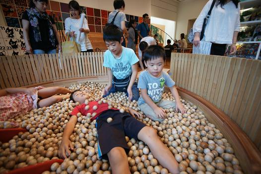 豊後森機関庫ミュージアム内にある、木のプールで遊んでいる3人の男の子が写っている写真