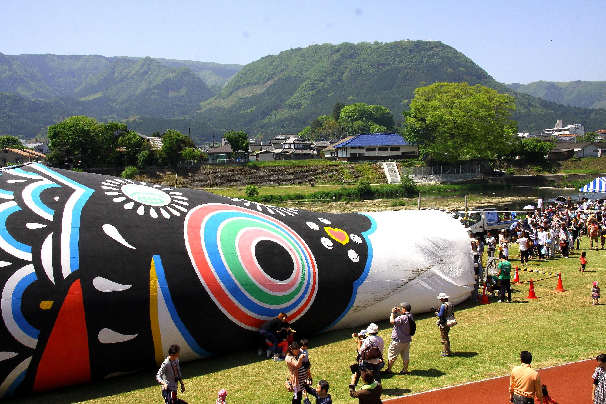 日本童話祭のジャンボこいのぼりくぐり