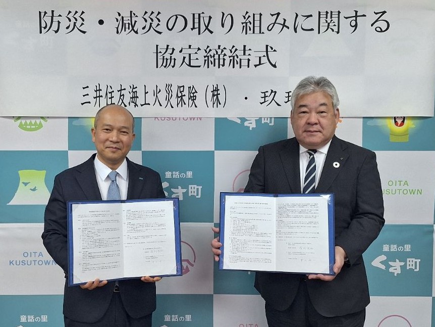 お互いに協定書を持つ写真